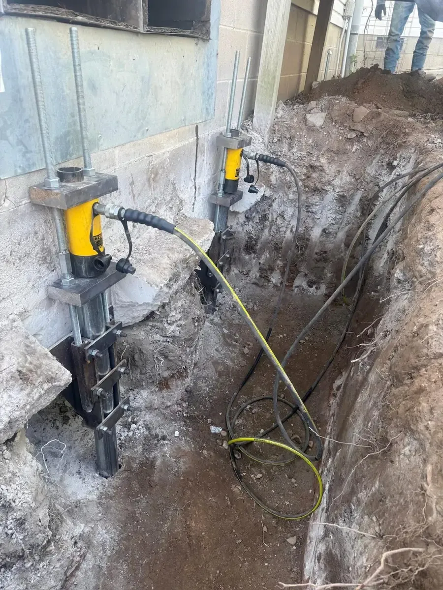 Hydraulic support equipment at a residential foundation